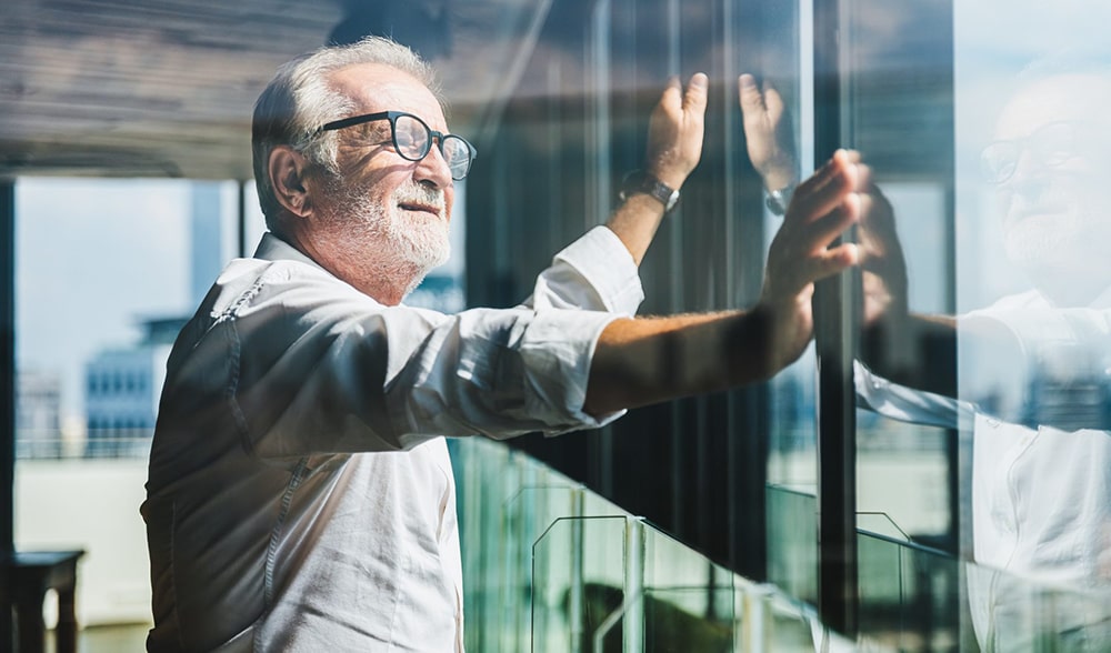 un homme reflechit a sa retraite