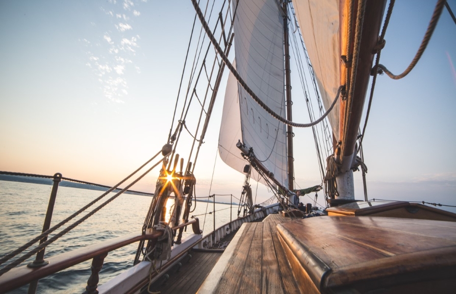 un bateau vogue en mer