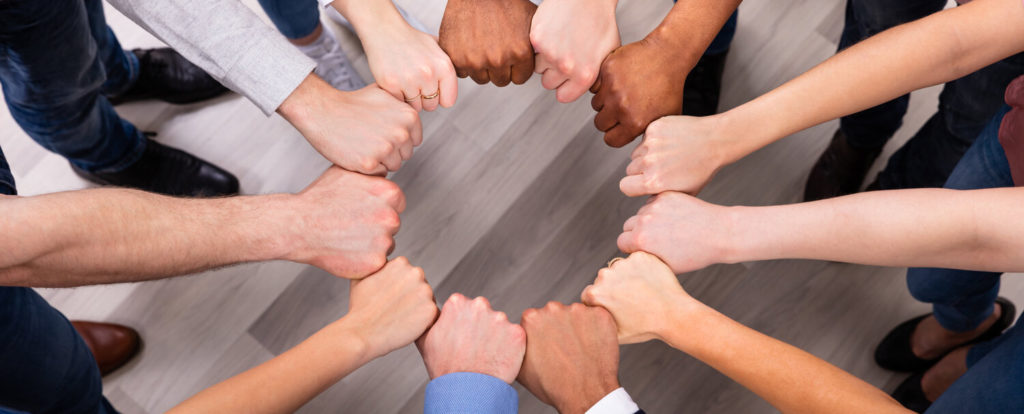 personnes qui joignent leurs mains et forment un rond