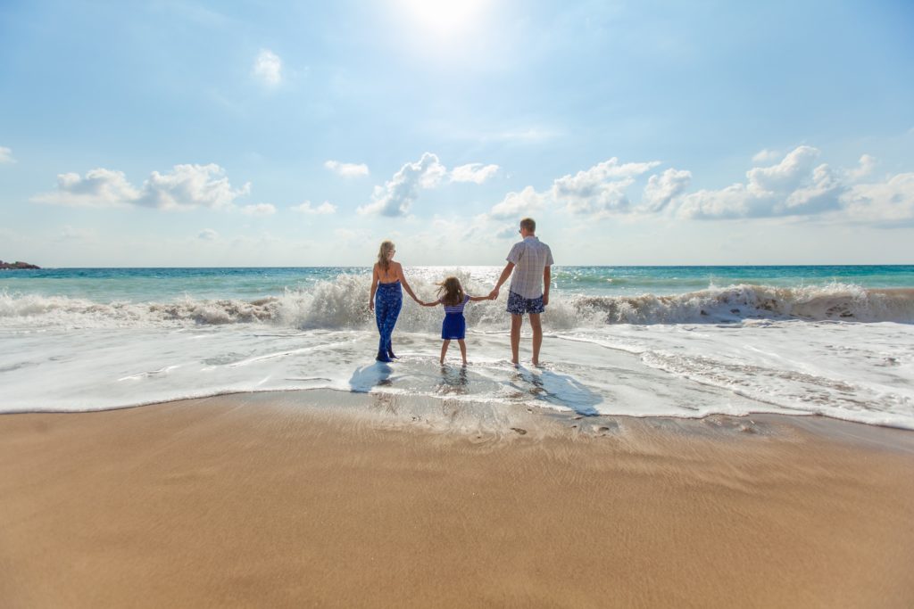 Famille en bord de mer en conges payes